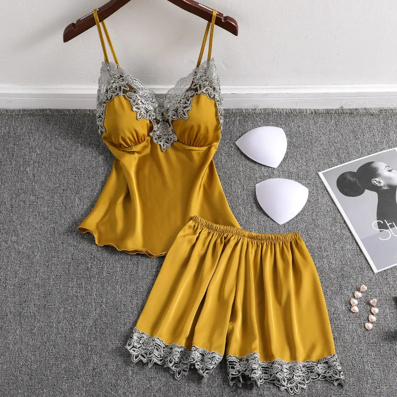 طقم بيجامة من قطعتين من الساتان بلوزة بأشرطة وشورت ملابس نوم دانتيل