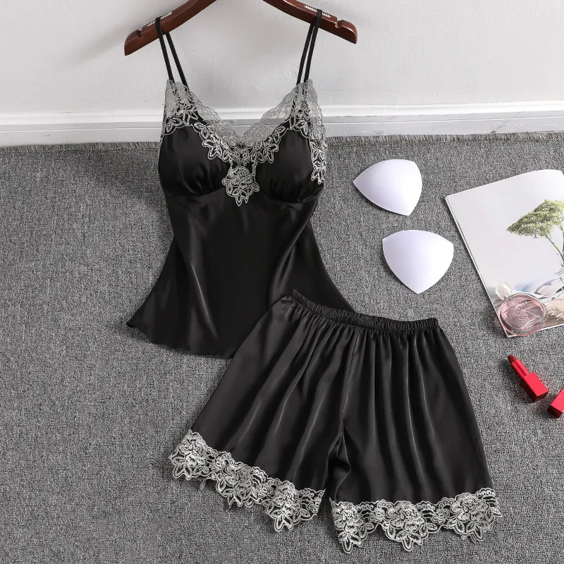 طقم بيجامة من قطعتين من الساتان بلوزة بأشرطة وشورت ملابس نوم دانتيل