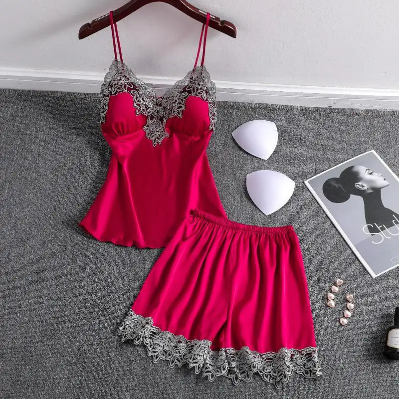 طقم بيجامة من قطعتين من الساتان بلوزة بأشرطة وشورت ملابس نوم دانتيل