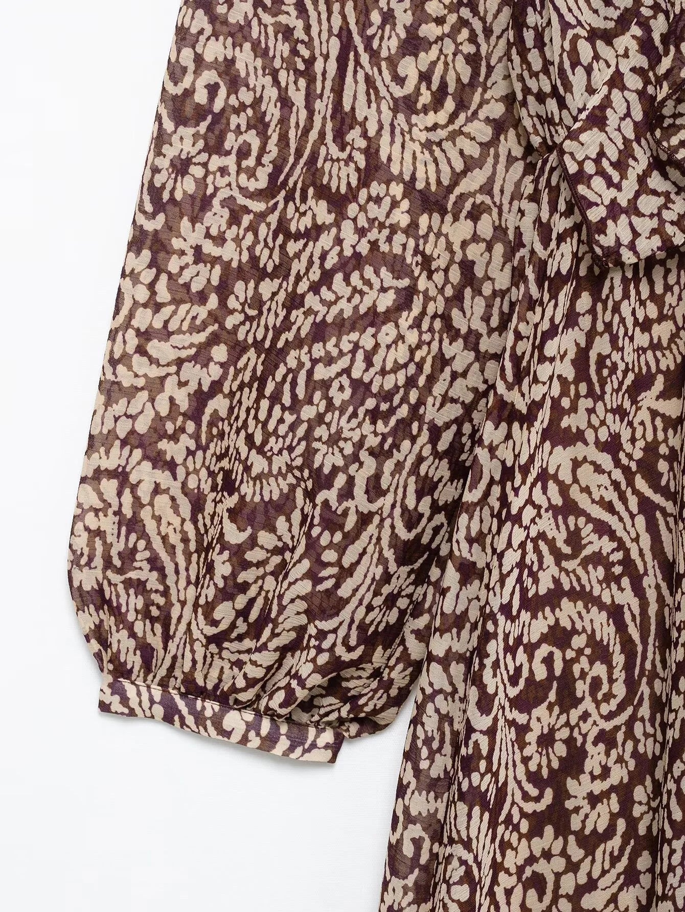 فستان ميدي بطبعة رجعية مع تصميم متدرج برقبة على شكل V