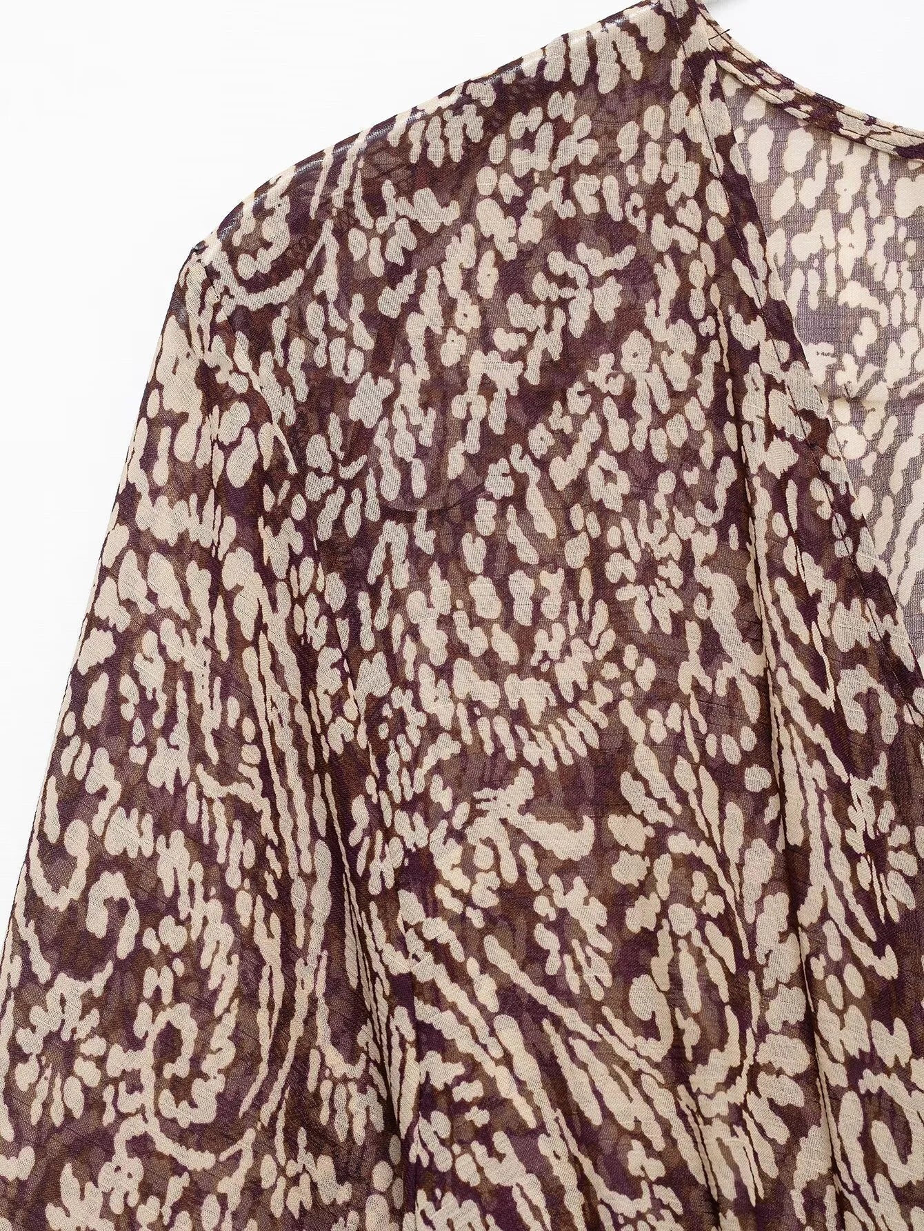 فستان ميدي بطبعة رجعية مع تصميم متدرج برقبة على شكل V