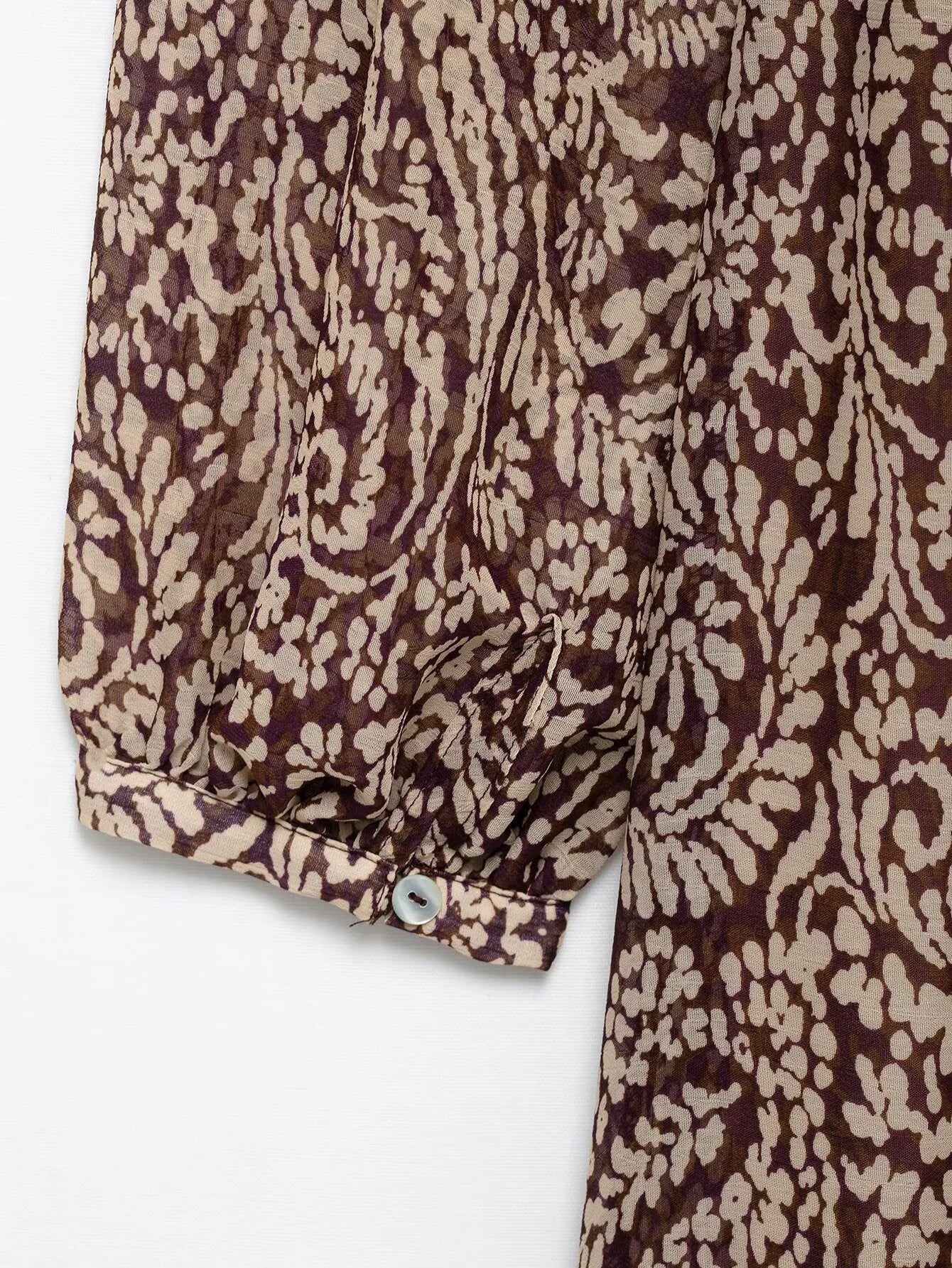 فستان ميدي بطبعة رجعية مع تصميم متدرج برقبة على شكل V